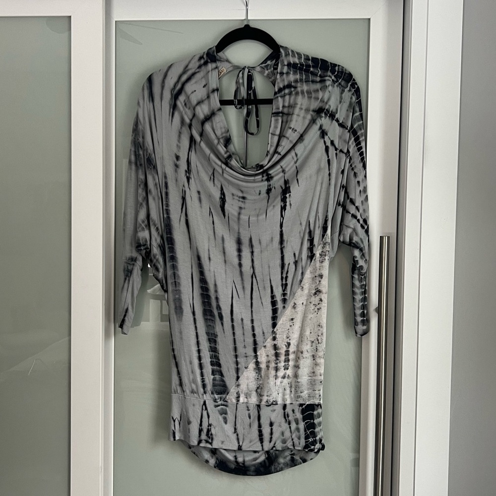 Gypsy Daisy Women’s Tie-Dye Navy and Gray Draped Neck Open Back Top